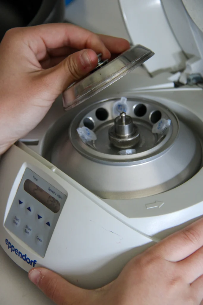 Laboratóriumi centrifuga kinyitott fedéllel